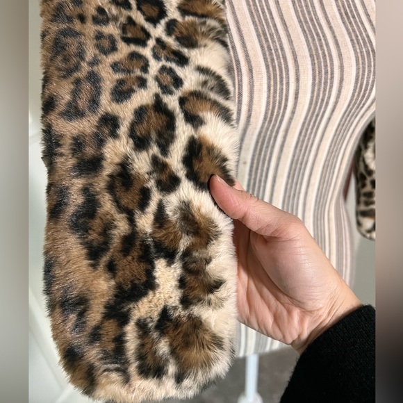 CAbi NWT $69 Brown Leopard Bundle Up One Size Wrap scarf - Picture 12 of 14